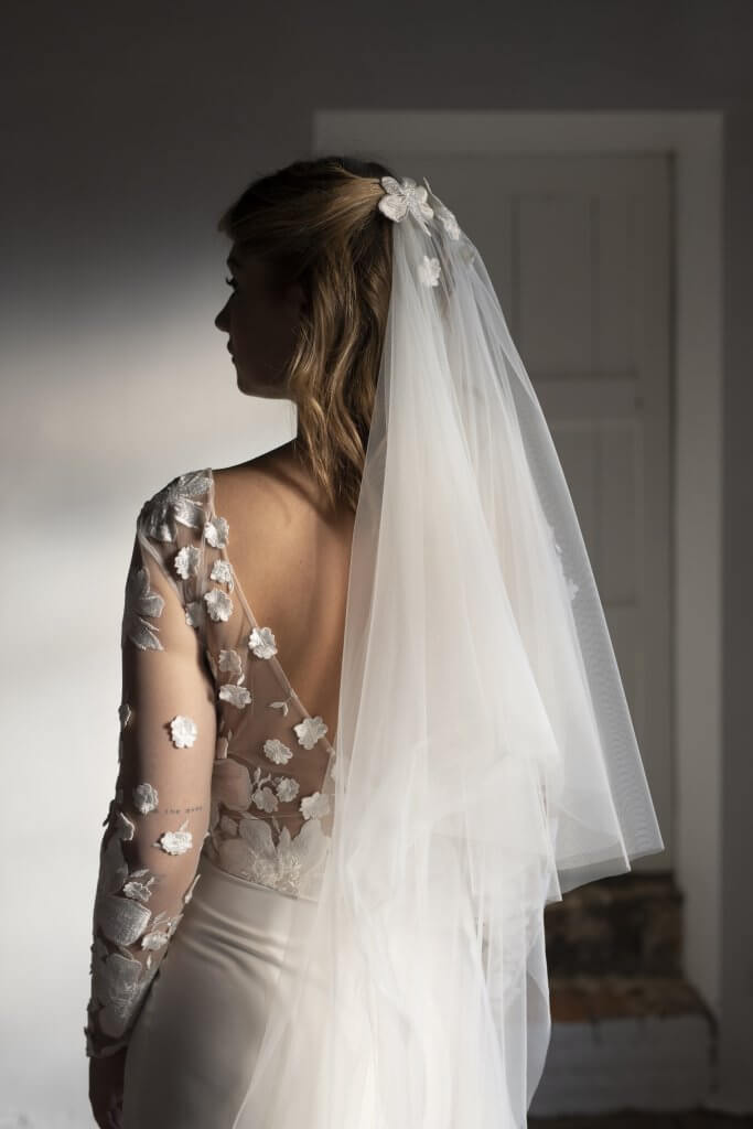 Voile avec application de fleurs brodées 290€