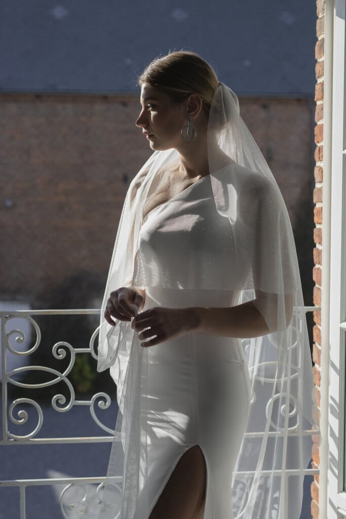 Robe Isadora Duncan avec cape pailletée à partir de 1900€ et voile pailleté 230€